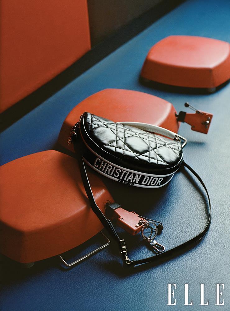 아래 면에 로고 타이포그래피를 장식한 ‘디올 바이브 호보’ 백은 Dior.