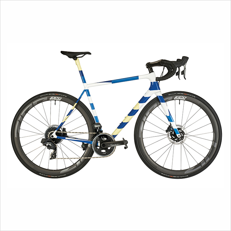 월터 그로피우스가 디자인한 암체어 F51이 블루와 레몬 컬러를 입고 더없이 경쾌해졌다. 텍타가 스위스 자전거 브랜드 ‘오픈(Open)’과 협업한 ‘텍타X오픈’ 에디션. F51과 같은 컬러의 옷을 입은 자전거도 등장했다. 가격 미정, Tecta.
