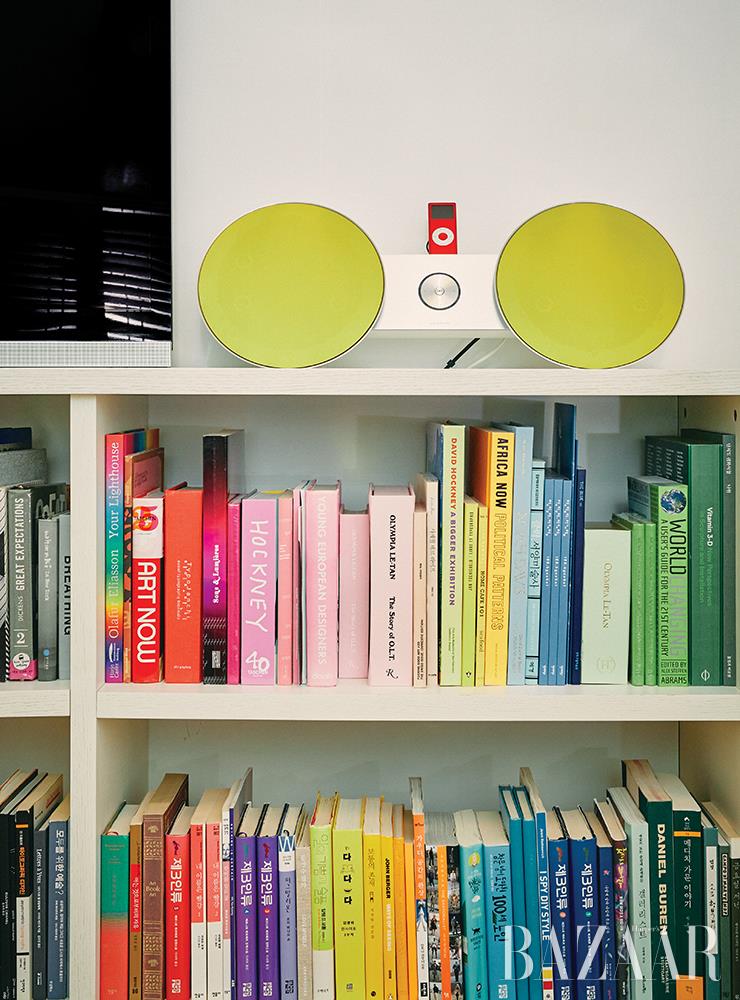 서재의 2단 책장에는 금두루가 좋아하는 책들이 색을 맞춰 정리되어 있다. 