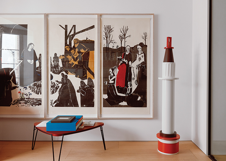 벽에 걸려 있는 작품은 안드레아 버트너(Andrea Buttner)의 〈Nativity〉, 타우바 아우어바흐(Tauba Auerbach)의 〈(2.3)〉이 놓여 있는 테이블, 오른쪽에 세워진 나탈리 뒤 파스키에 〈Totem〉.