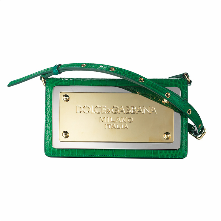 로고 장식의 메탈 플레이트가 눈에 띄는 ‘시실리 미니 백’은 가격 미정, Dolce & Gabbana.