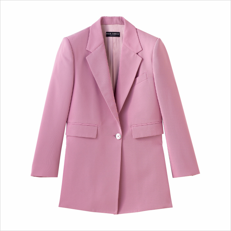핑크 컬러의 싱글 버튼 블레이저는 가격 미정, Dolce & Gabbana.