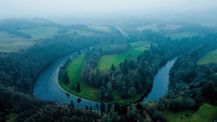 이네즈와 비누드가 촬영한 스코틀랜드의 트위드 강.
