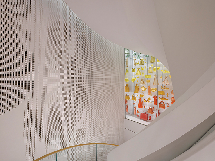 무슈 디올을 만날 수 있는 갤러리의 공간. ©Kristen Pelou