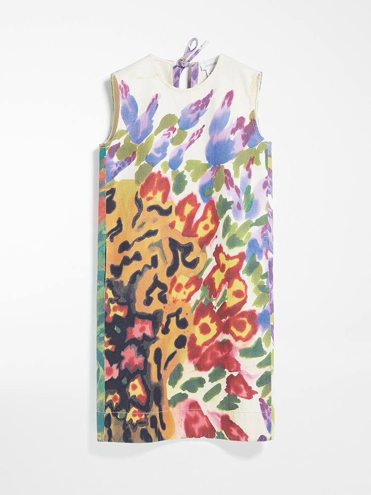 비정형적인 스트라이프 패턴과 만발한 꽃을 표현한 플로럴 프린트가 돋보이는 원피스들.