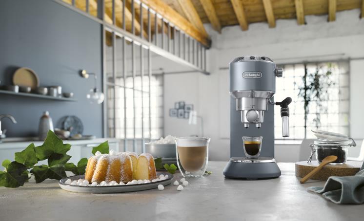 드롱기 데디카 메탈릭스 EC785 - 버튼 하나로 커피 추출이 가능하고 카페라테와 플랫 화이트, 카푸치노, 라테마키아토 등을 선택할 수 있으며 청소 등 관리가 간편한 반자동 커피 머신. 40만원대부터. 