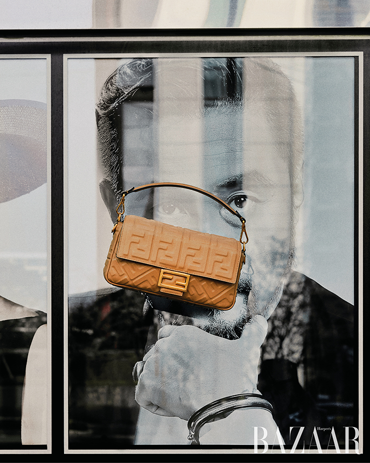 “순간이 모여 역사가 된다.” 쌍마스튜디오 앞. 나파 가죽 소재의 ‘바게트’ 미디엄 백은 4백만원대 Fendi.