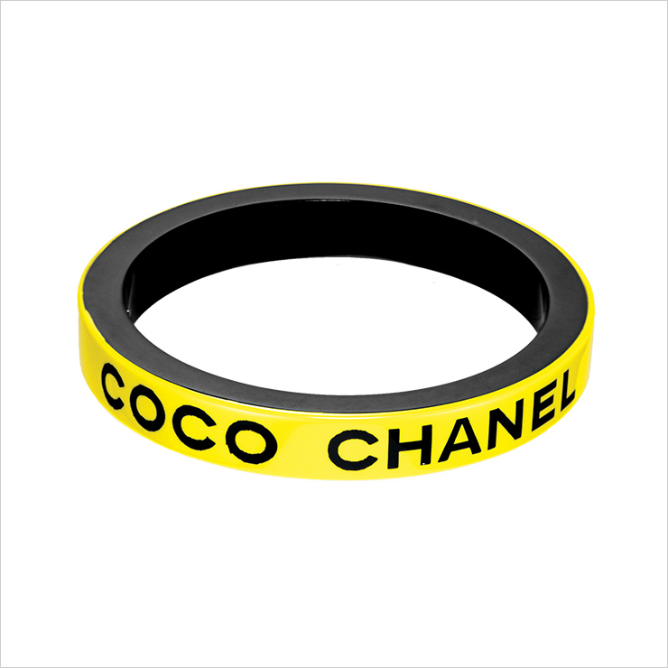 로고로 포인트를 준 옐로 뱅글은 가격 미정, Chanel.