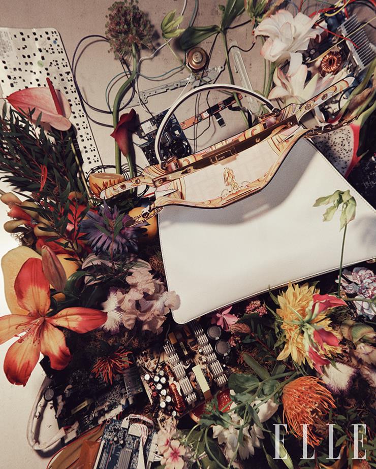가방을 열었을 때 화려한 바로크 패턴을 볼 수 있는 화이트 ‘피카부 아이씨유’ 미디엄 백은 Fendi.