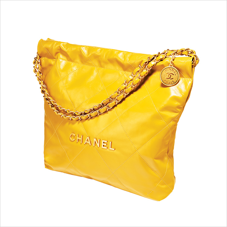 퀼팅 디테일의 옐로 숄더백은 가격 미정, Chanel.