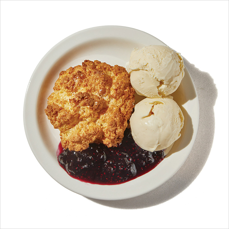 스콘과 아이스크림, 베리 콩포트를 한 접시에 담은 카페 롤다운의 아슈스콘은 8천원.
