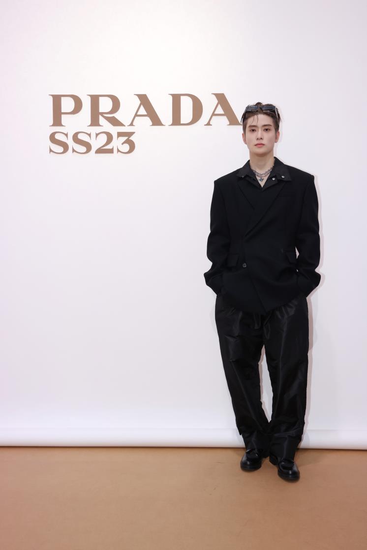 프라다 2023 S/S 남성 패션쇼에 참석한 재현. 