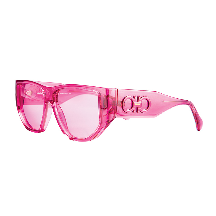 렌즈부터 프레임까지 모두 반투명한 핑크 컬러를 적용한 Y2K 무드의 선글라스는 30만원대, Salvatore Ferragamo.