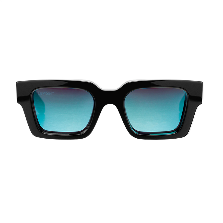 짙은 블루 컬러와 블랙 프레임의 대비가 돋보이는 볼드한 선글라스는 44만원, Off-White™.