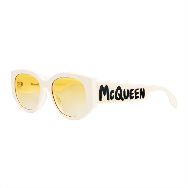 산뜻한 옐로 렌즈가 돋보이는 아이보리 선글라스는 40만5천원, Alexander McQueen.
