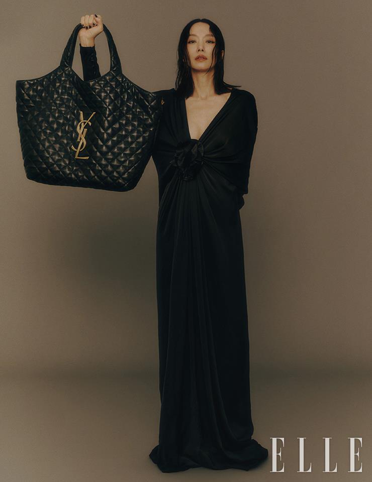 우아한 실루엣의 블랙 드레스, 퀼팅 디테일의 볼드한 로고 장식이 특징인 ‘이카’ 백은 모두 Saint Laurent by Anthony Vaccarello.