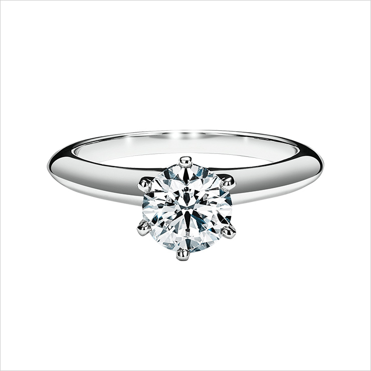 티파니™ 세팅으로 다이아몬드의 광채를 극대화한 웨딩 링.