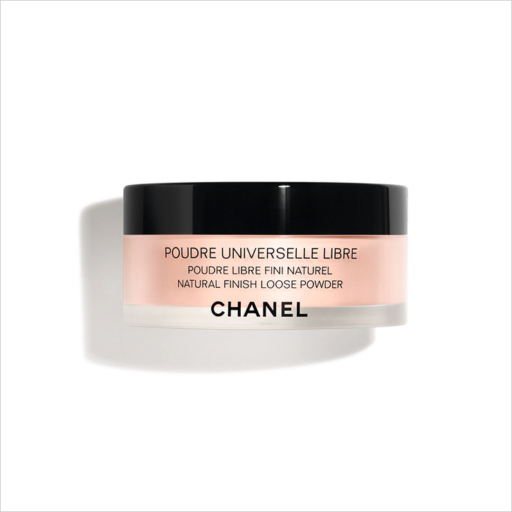 곱디고운 로지 핑크빛 파우더가 얼굴에 건강한 광채를 더한다. 뿌드르 위니베르셀 리브르, 프레시 핑크, 7만8천원, 모두 Chanel.