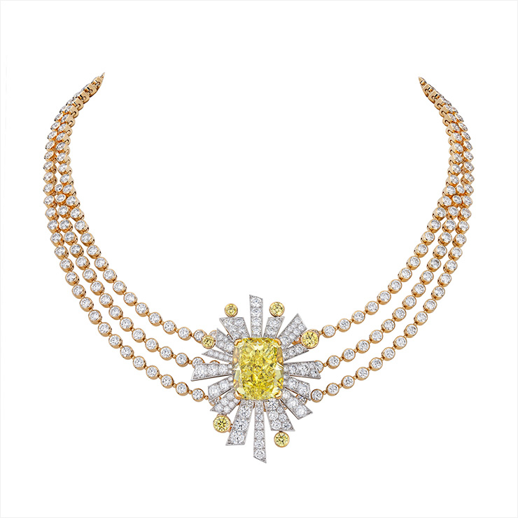 솔레이 19 웃트 네크리스. 22.10캐럿에 달하는 쿠션 컷 팬시 비비드 옐로우 다이아몬드가 특징.