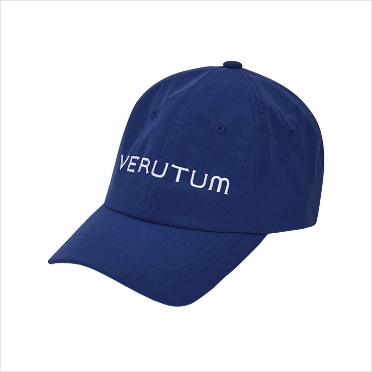 기능성 소재를 사용해 생활 방수가 가능한 네이비 컬러 캡 모자는 11만9천원, Verutum.