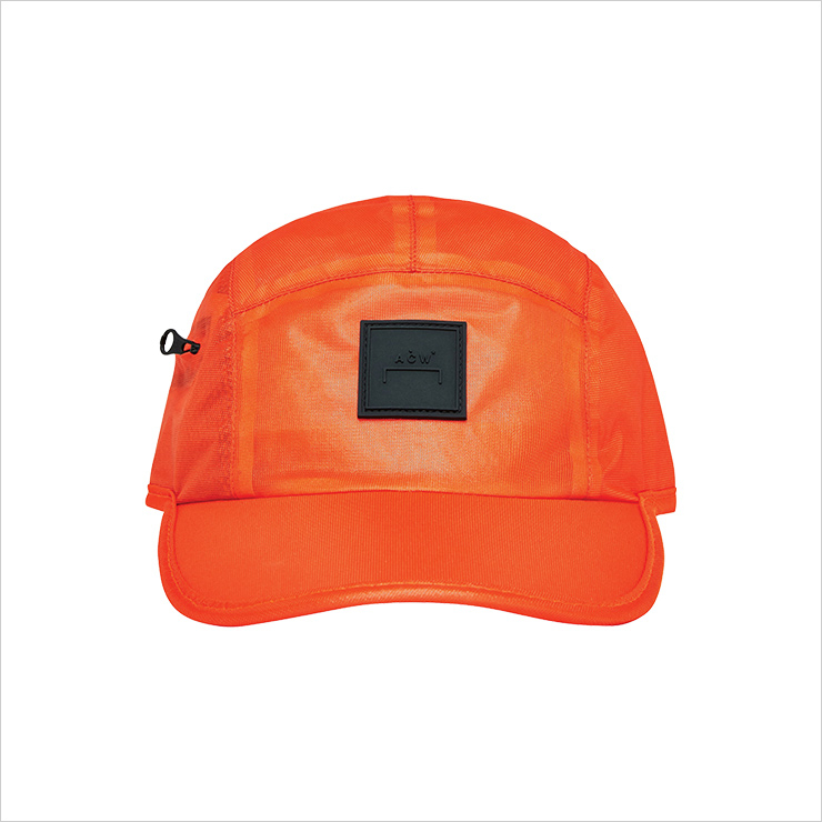 강렬한 네온 오렌지 컬러를 적용한 모자는 25만8천원, A Cold Wall.