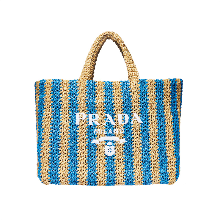 스트라이프 패턴의 배색이 돋보이는 가방은 가격 미정, Prada.