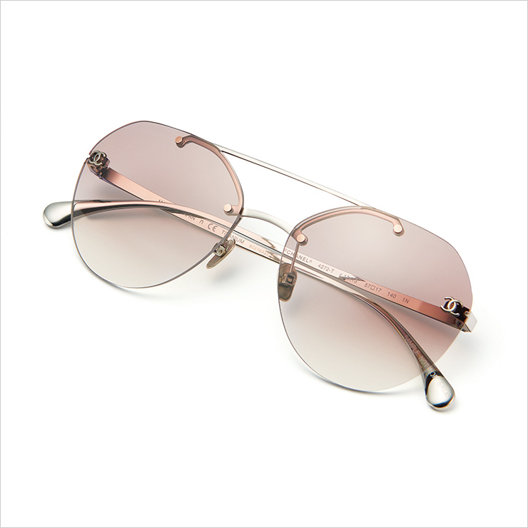 틴티드 렌즈의 보잉 선글라스는 가격 미정, Chanel.