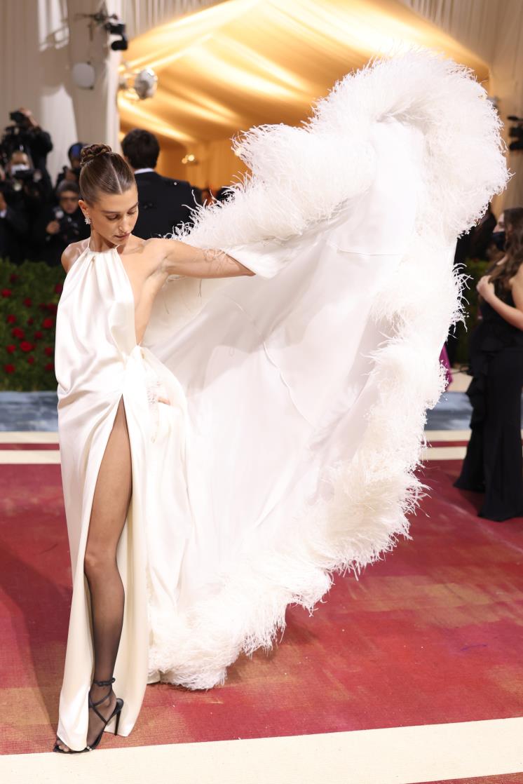 NEW YORK, NEW YORK - MAY 02: Hailey Bieber attends The 2022 Met Gala Celebrating ″In America: An Anthology of Fashion″ at The Metropolitan Museum of Art on May 02, 2022 in New York City. (Photo by John Shearer/Getty Images)