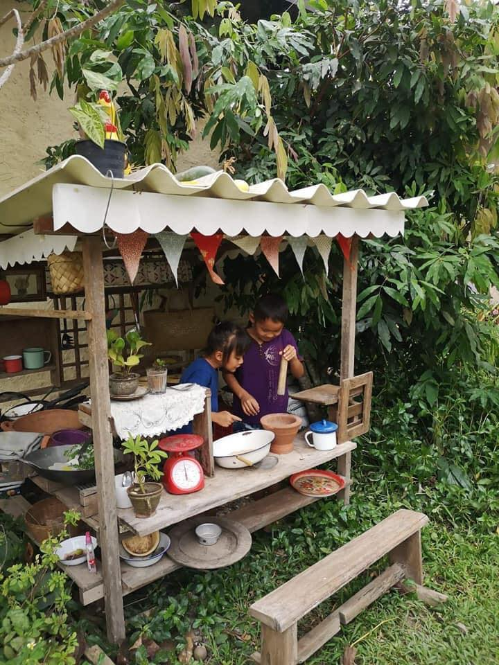 아카족의 원두로 만드는 코코넛 커피를 경험해 보자.