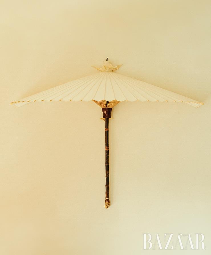 벽을 장식한 조각 우산.