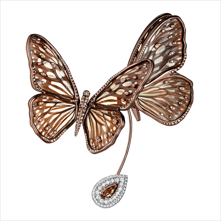 나비 날개에 다이아몬드를 파베 세팅한 빠삐용 이어링.