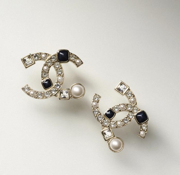 금속과 유리, 크리스털 등이 소재인 로고 귀걸이는 87만1천원, Chanel. 