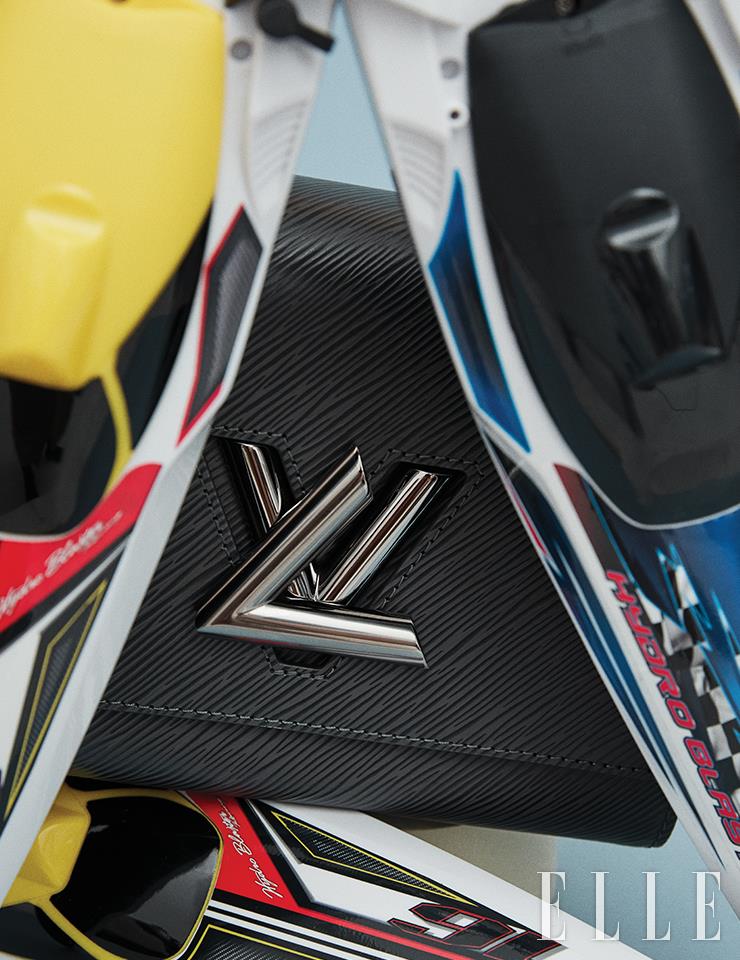 에땅 메탈릭 그레이 색상을 입힌 에피 그레인 가죽에 반짝이는 루테늄 색상의 금속 하드웨어가 특징인 클래식한 트위스트 MM 핸드백은 Louis Vuitton.