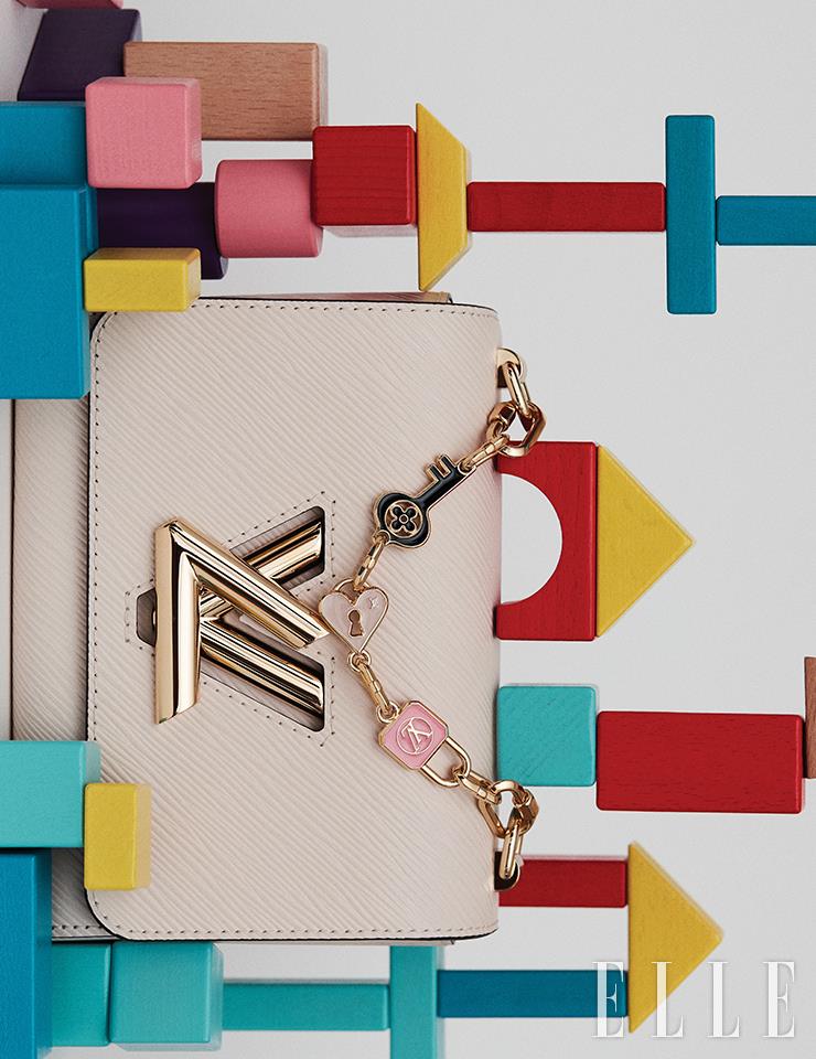 독특한 양각 패턴을 새긴 에피 가죽과 에나멜 참 체인 장식이 인상적인 트위스트 PM 핸드백은 Louis Vuitton.