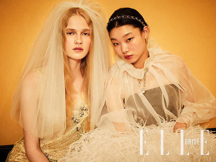 (왼쪽부터) 옐로 비즈 드레스는 Miu Miu. 로맨틱한 프릴 장식 볼레로와 깃털 장식 드레스는 Monique Lhuillier by Heritique Newyork. 헤어밴드는 Chanel.