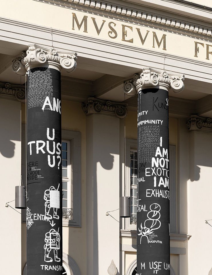 프리데리치아눔의 기둥에는 시대적 이슈에 대한 날카로운 아이러니를 보여주는 댄 페르조브스키의 반전 메시지가 담겼다.