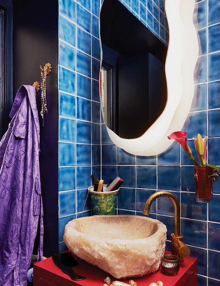 빨간색과 파란색이 강렬한 대비를 이루는 욕실. 스마트폰 앱으로 빛을 조절할 수 있도록 만든 거울은 클라라 비르센 (Klara Wirse′n)과 알렉산드라 프리베리(Alexandra Friberg)의 협업으로 탄생했다. 작은 꽃병은 카롤리네 하리우스의 작품.