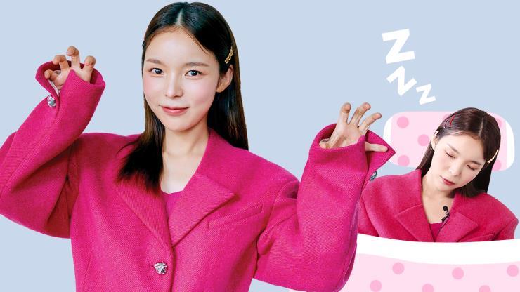 핑크 재킷 가니 Ganni, 안에 입은 핑크 드레스, 골드 헤어 핀 모스키노 Moschino, 컬러 헤어 핀 스타일리스트 소장품.