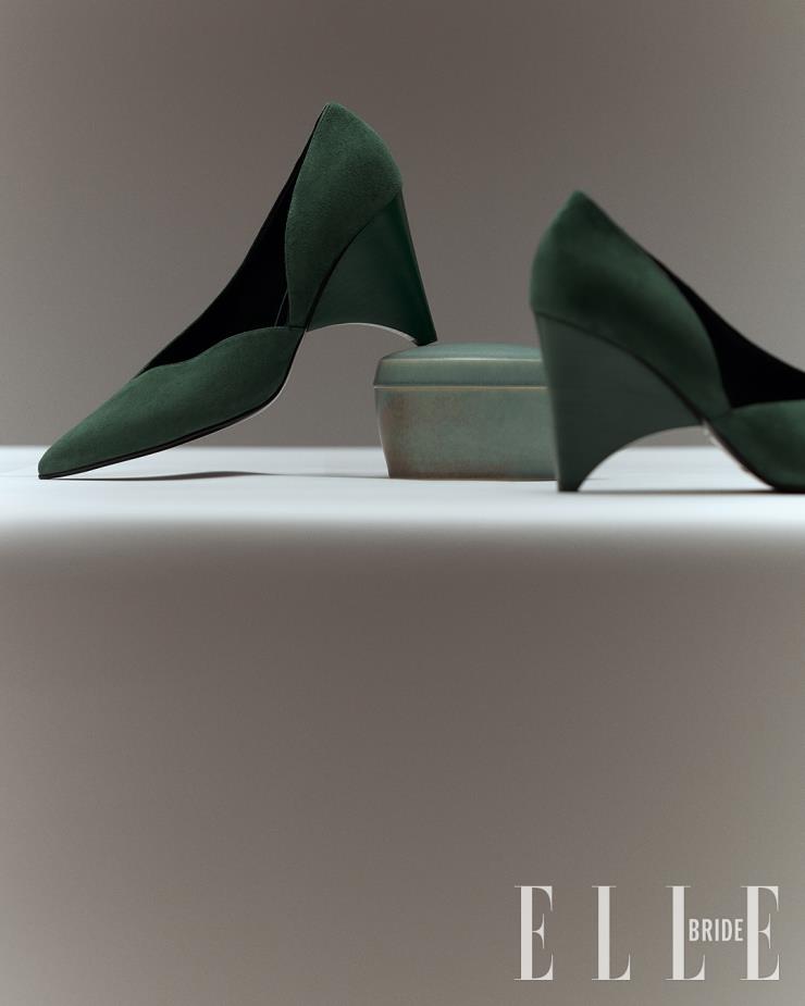유려한 곡선미가 돋보이는 구조적 디자인의 스웨이드 펌프스는 Hermès. 청록색 합은 Area+.