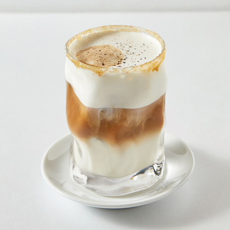 우유, 커피, 크림이 층층이 쌓인 칼리프 커피는 8천원.