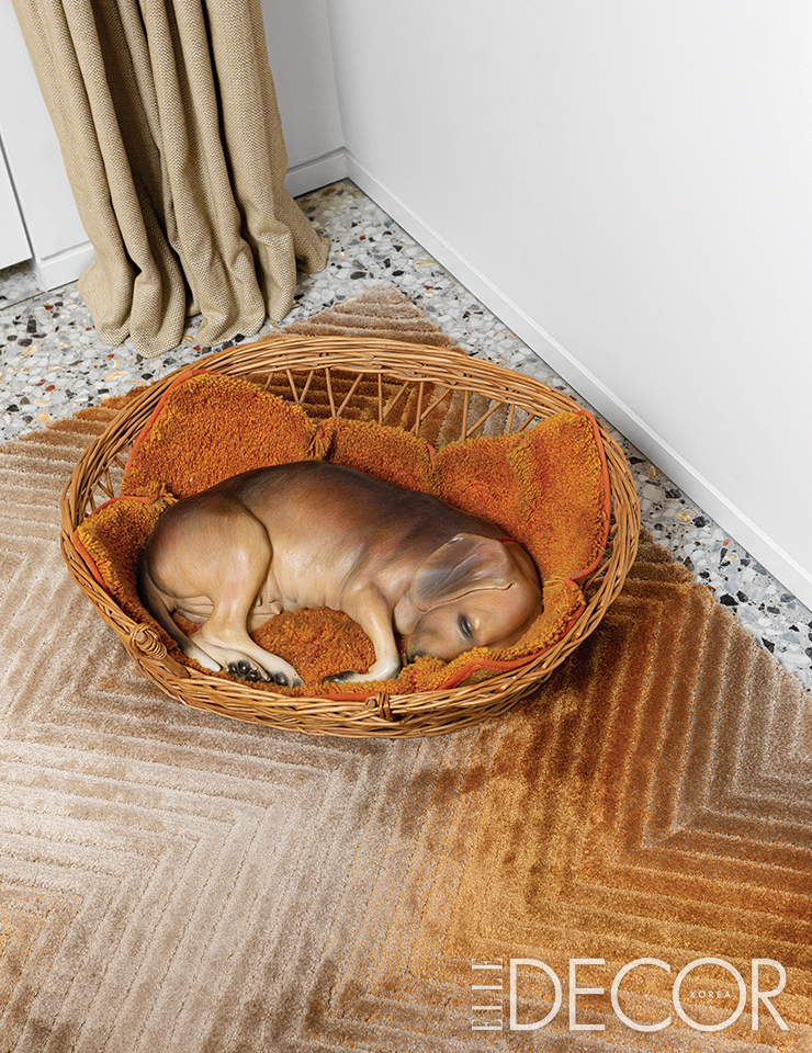 잠자는 강아지 작품은 듀앤 핸슨의 〈Beagle in a Basket〉.