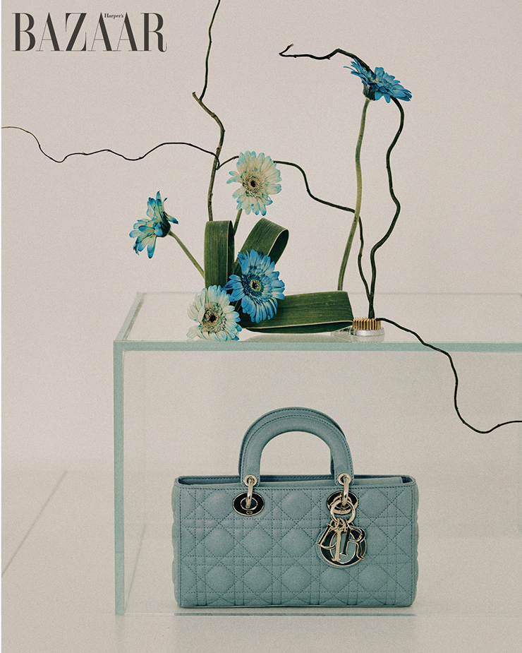가로로 긴 유니크한 실루엣이 돋보이는 브레이싱 블루 컬러의 ‘레이디 디 조이’ 백은 Dior.