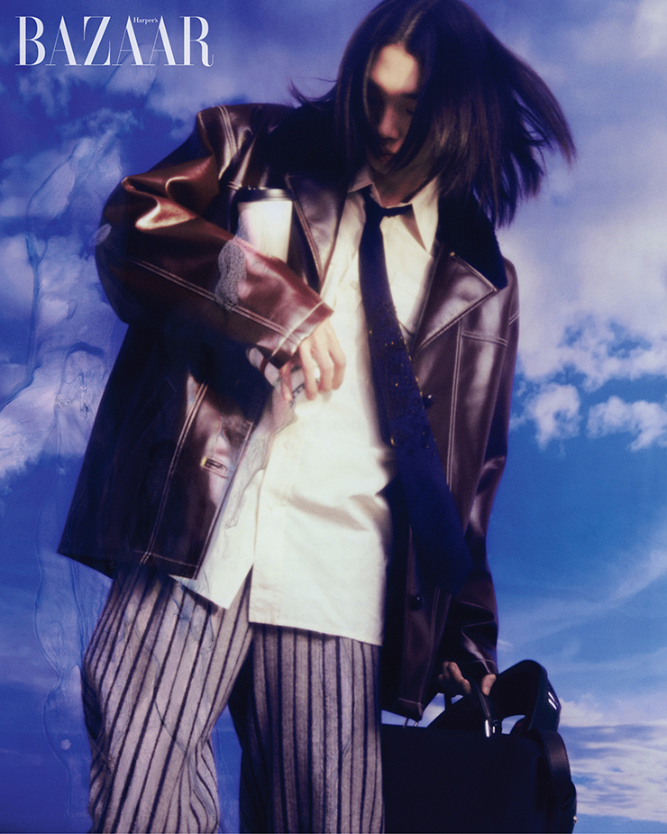 시어링 칼라 디테일의 재킷, 셔츠, 팬츠는 모두 Louis Vuitton. 말 모티프가 입체적으로 표현된 타이는 Hermès. ‘피카부 아이씨유’ 백은 6백만원대 Fendi. 손에 든 헬멧은 52만원 Shoei.