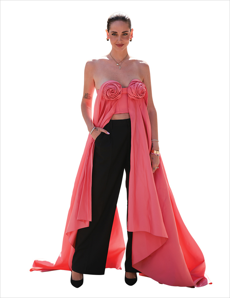긴 트레인이 달린 사랑스러운 콘브라 톱을 입은 패션 디자이너 키아라 페라니.