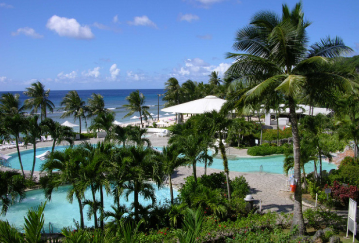 더 츠바키 타워 투숙객도 이용이 가능한 호텔 닛코 괌의 해변과 수영장.
