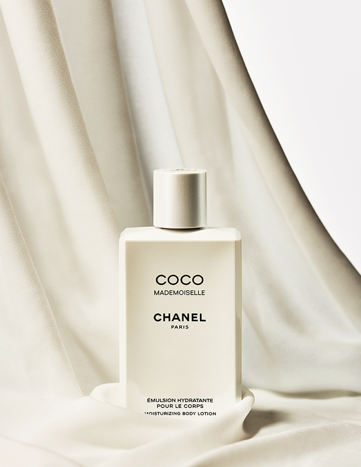 코코 마드모아젤의 다채로운 매력을 섬세하게 재현한 바디 로션. 끈적임이 없고 가벼운 제형의 실키한 텍스처가 피부를 부드럽게 감싸 산뜻함이 오래도록 지속된다. 코코 마드모아젤 바디 로션, 200ml, 8만4천원, Chanel Beauty.