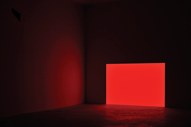 James Turrell, 〈Prado[Red]〉, 1968, Light projection piece. © James Turrell Courtesy of the Artist and Almine Rech. Photo: Rebecca Fanuele