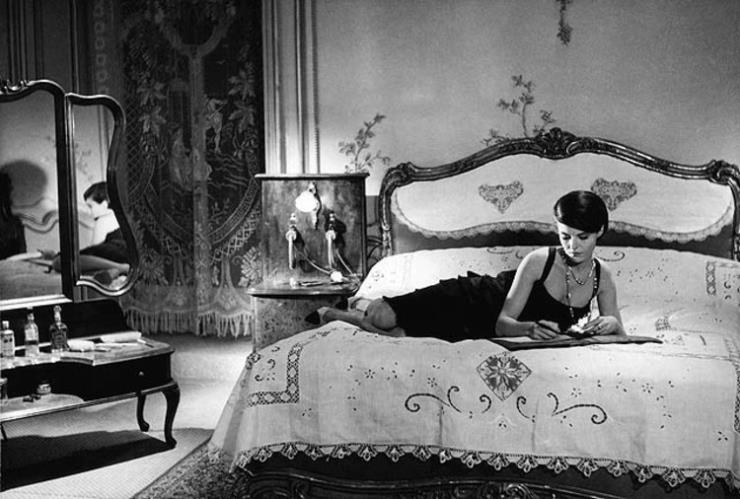 가브리엘 샤넬이 디자인한 의상을 입은 영화 〈지난 해 마리앙바드에서(1961)〉 속 델핀 세릭.
