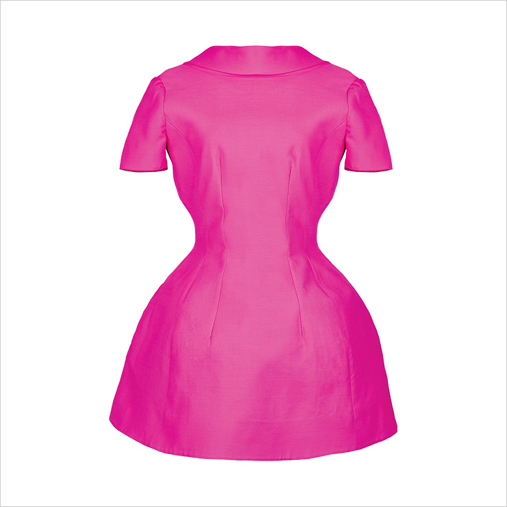 짙은 핑크색 아워글라스 라인의 드레스는 5백10만원, Valentino.