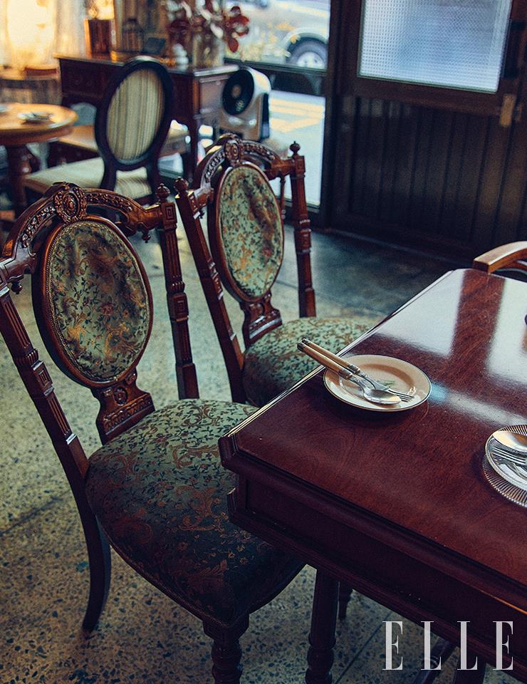 앤티크 분위기를 풍기는 동일문의 원목 의자와 다이닝 테이블.
